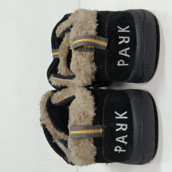 NWOT Keen big kids Newport fur TPS big fold gold shoes. Big kids size 2 EU 34 - Picture 9 of 14